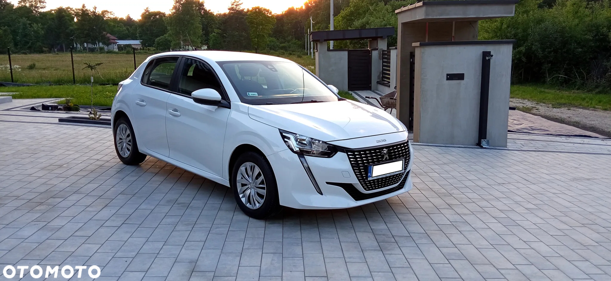 Peugeot 208 - 8