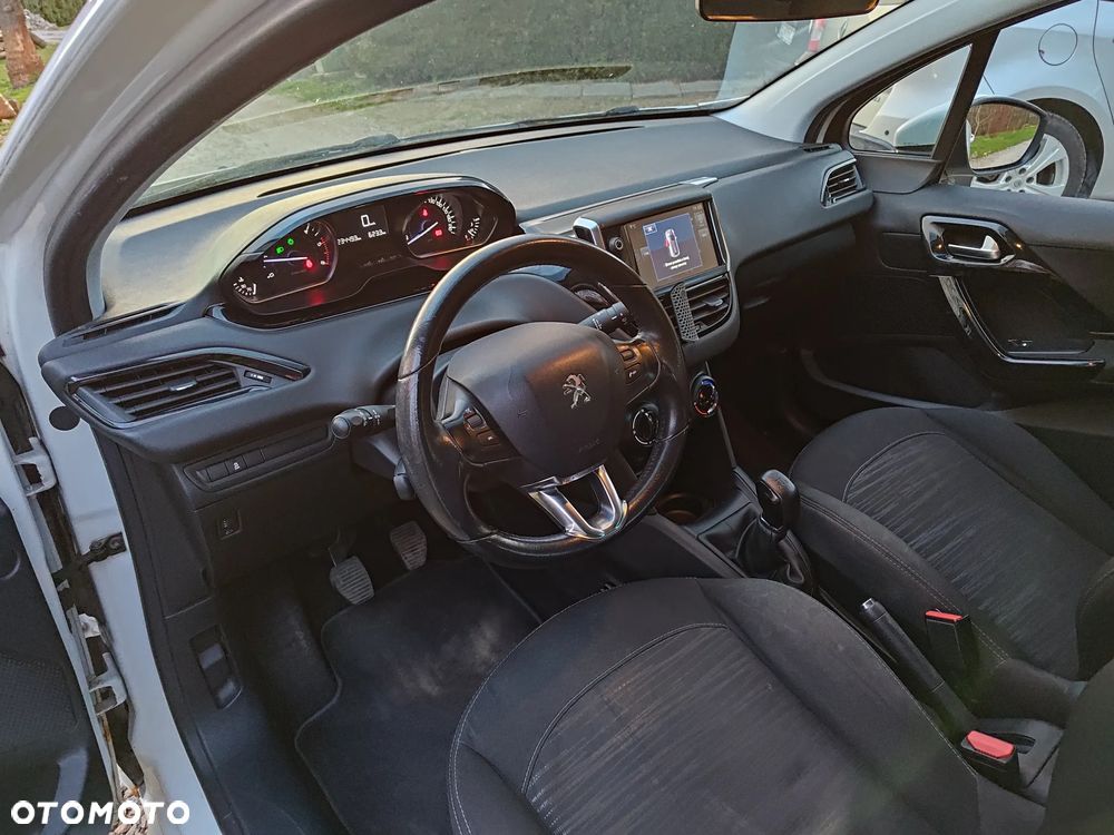Peugeot 208 - 11