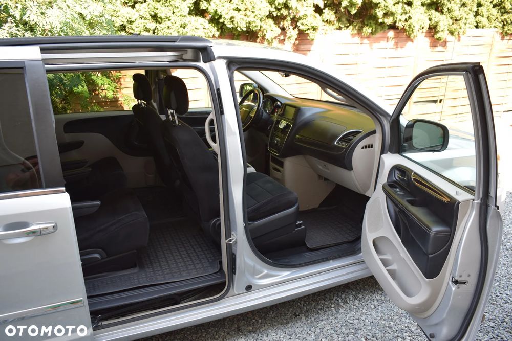 Chrysler Town & Country 3.6 Limited - 11