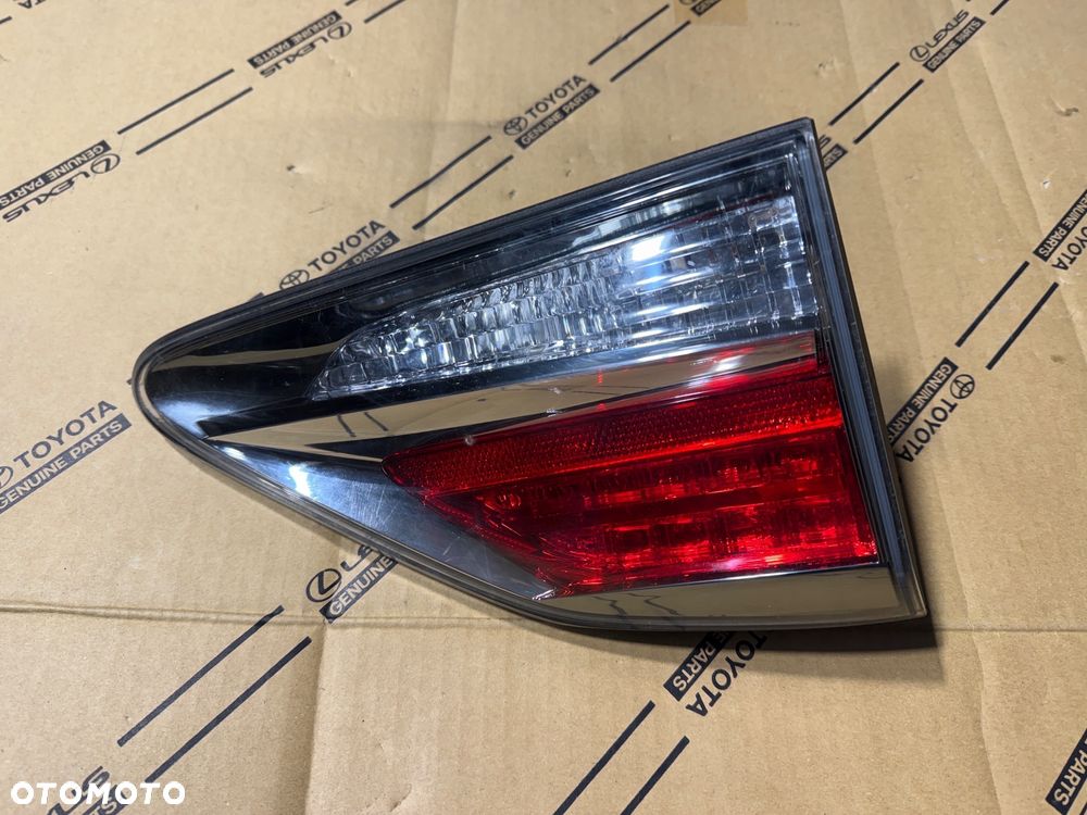 Lampa tylna lewa w klapę bagażnika Lexus RX450h Lift 12-15r. - 1