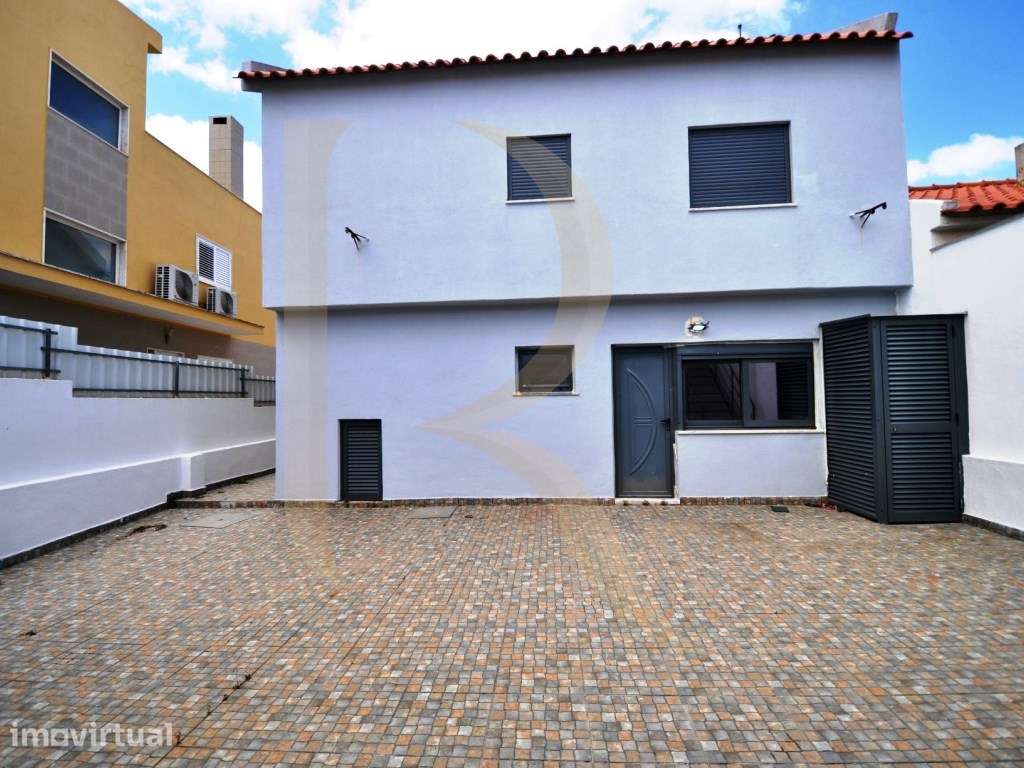 Moradia geminada remodelada T3+2 com logradouro, anexo e terraço em... - Grande imagem: 2/34