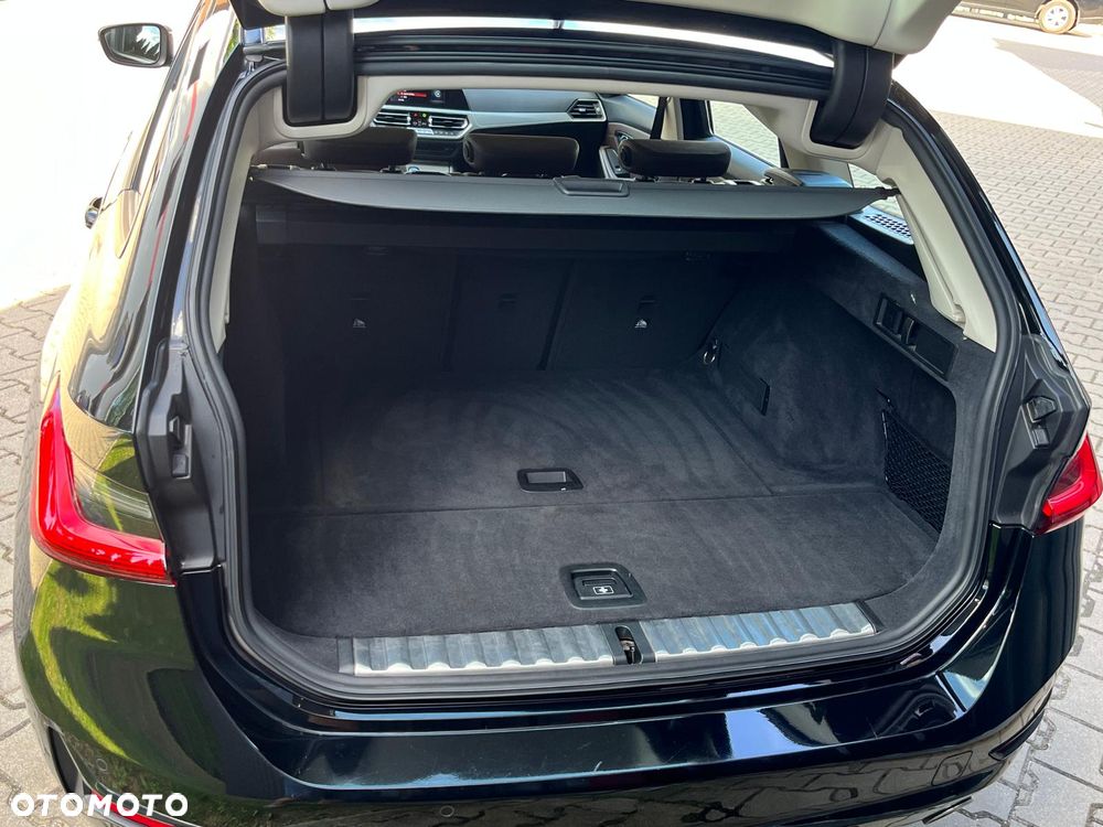 BMW Seria 3 330i xDrive Advantage sport - 33