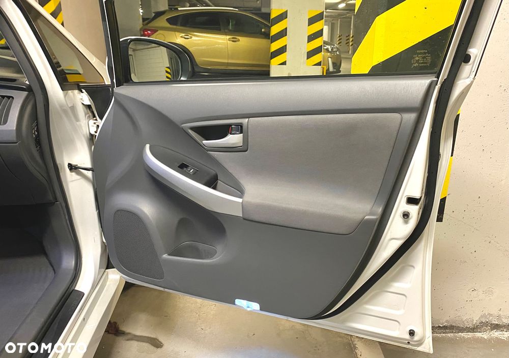 Toyota Prius (Hybrid) Life - 16