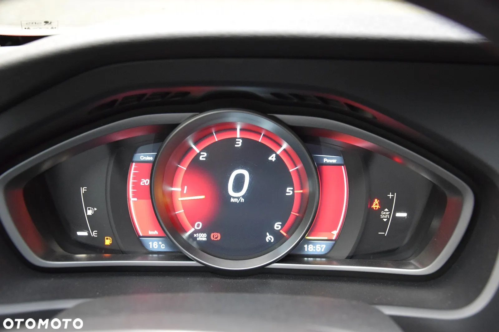 Volvo V40 D4 Momentum - 19