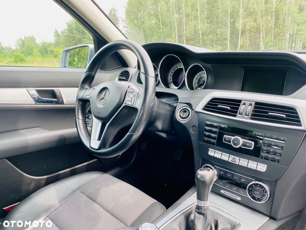 Mercedes-Benz Klasa C 180 CGI BlueEff Avantgarde - 36