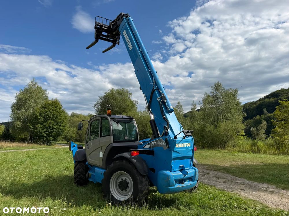Manitou MT1440. Ładowarka Teleskopowa 14 metrów wysuw! UDŹWIG 4 TONY! Przebieg 2500 mtg. Maszyna jak Nowa z SALONU. 2017 rok. z Norwegii z Gospodarstwa rolnego! Silnik PERKINS Turbo 110 km. Aktualne Serwisy w Dekra. Nowy Model sterowane wszystko z 1 dżojstika. Ani deka luzów czy wycieku. OKAZJA! Jazda REWERS + 4 biegi. Skręt 3 tryby. Wyjście Hydrauliczne na maszcie, Poziomowanie ośi stabilizatory! Wyjścia Hydrauliczne na maszt! Okazja Ani deka luzów i wycieków. Wersja Norweska. Wielka Okazja  Opony jak Nowe! - 37