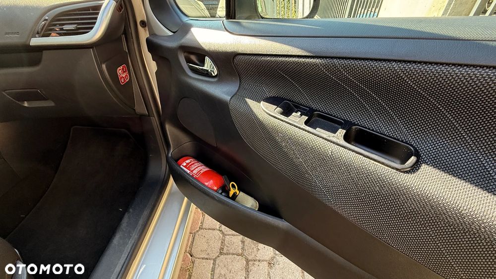 Peugeot 207 - 30