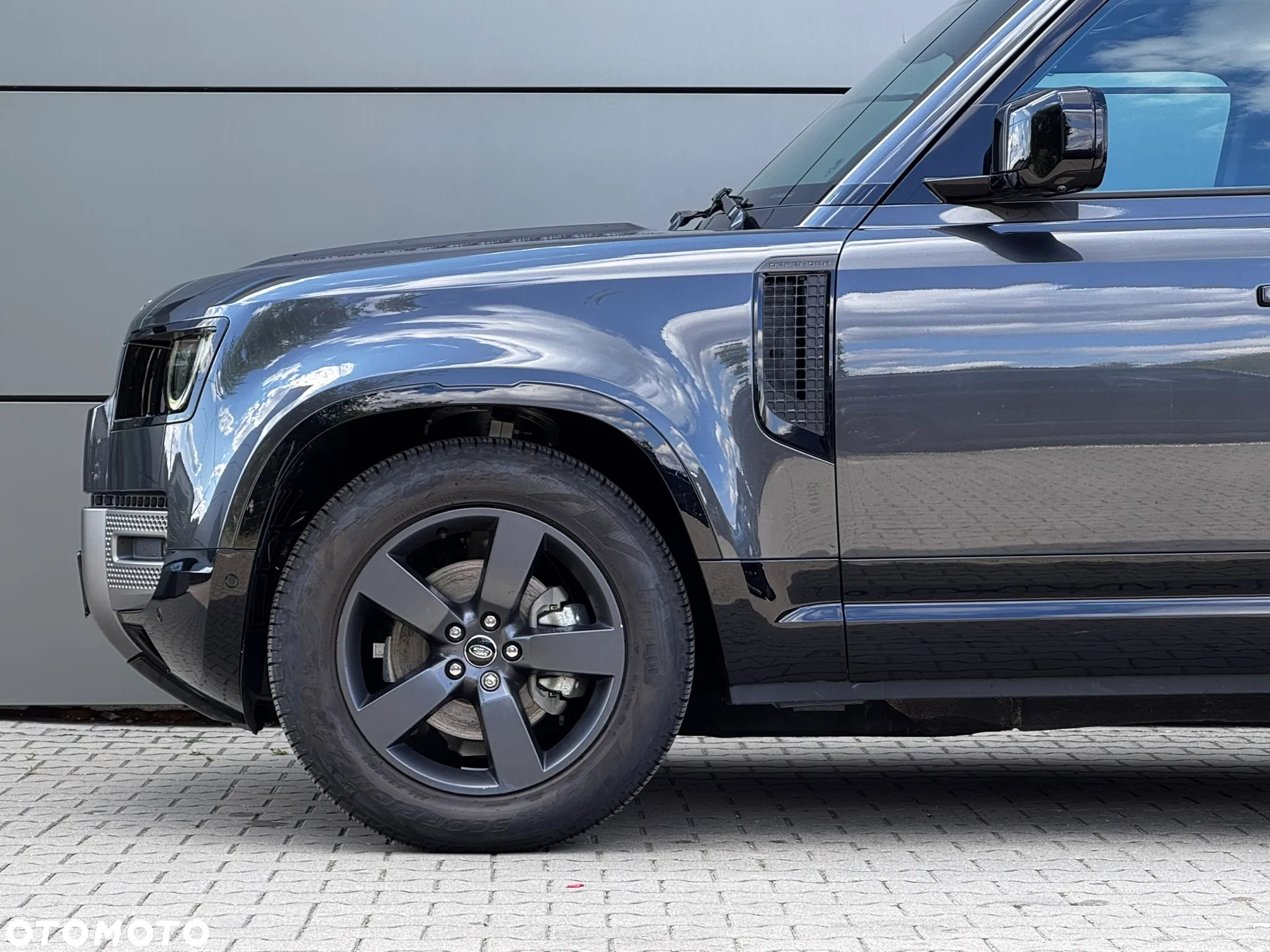 Land Rover Defender - 4