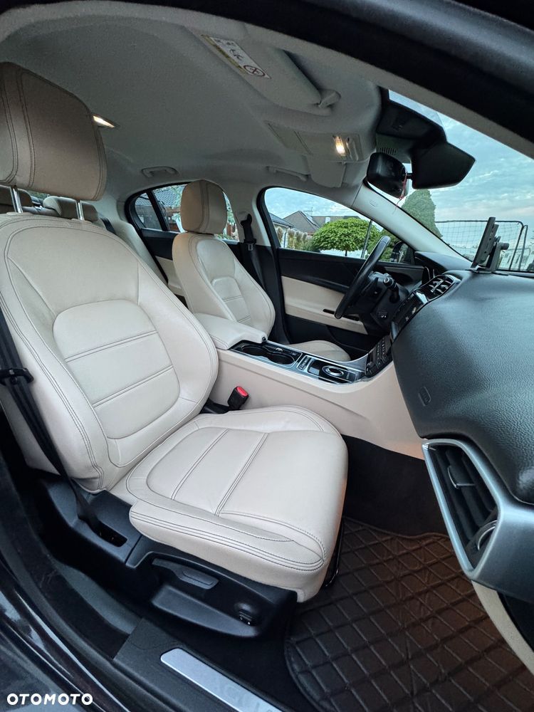 Jaguar XE - 16