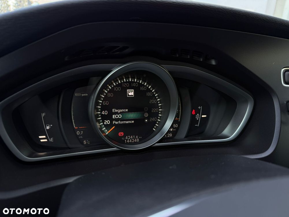 Volvo V40 D2 Drive-E R-Design Momentum - 16
