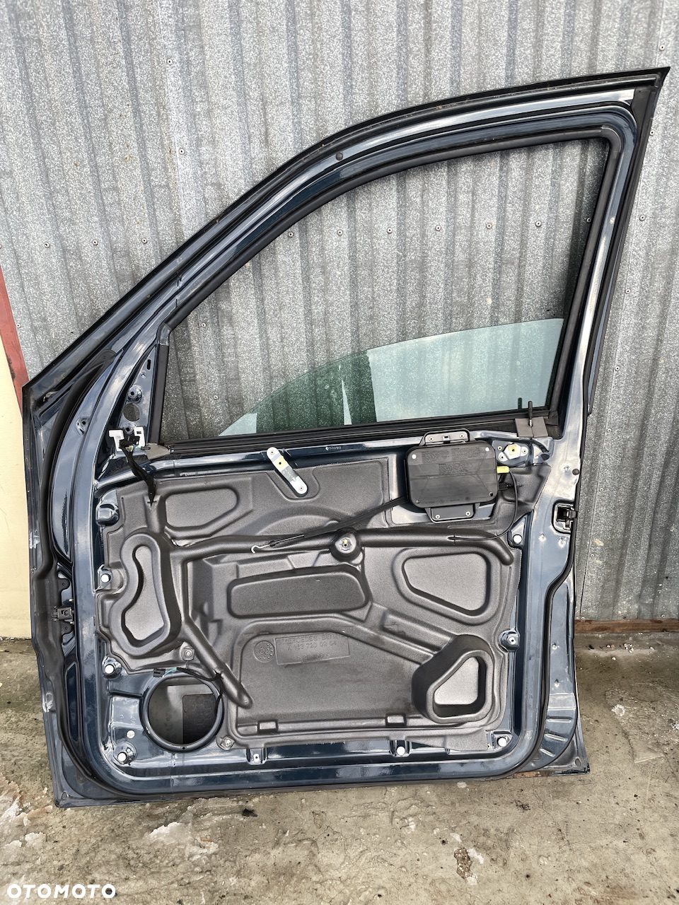MERCEDES ML 163 drzwi przednie przod szyba zamek listwa granatowe 189 - 8