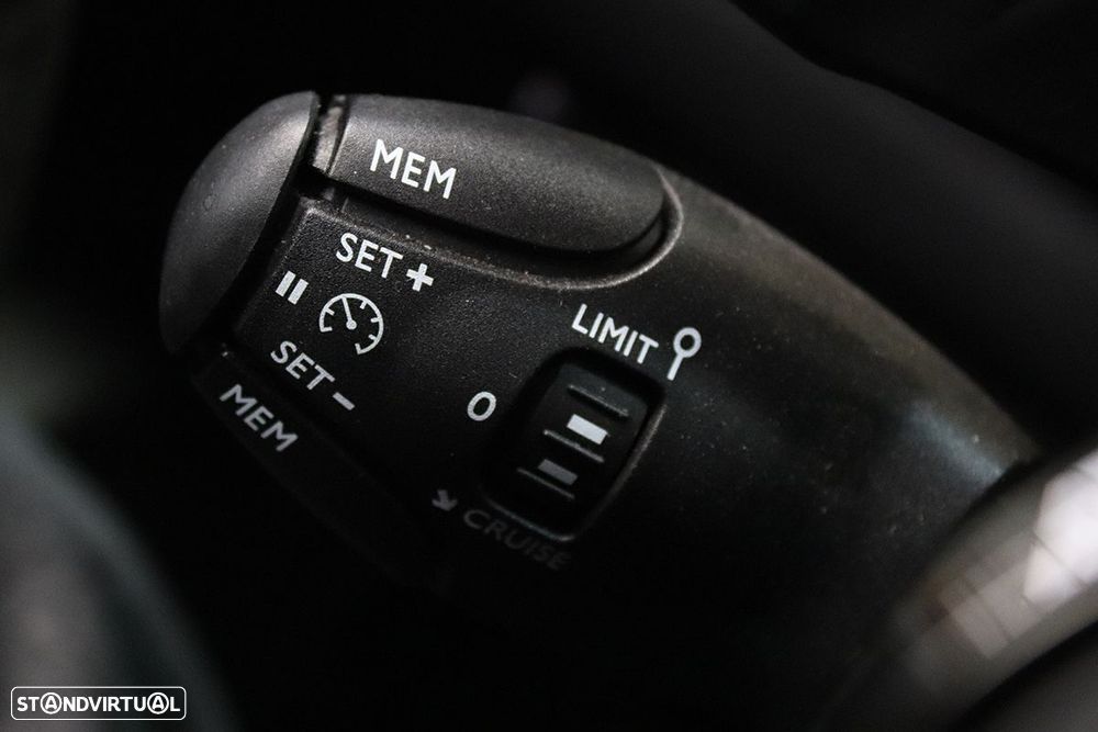Peugeot 2008 1.2 PureTech Allure EAT8 - 17