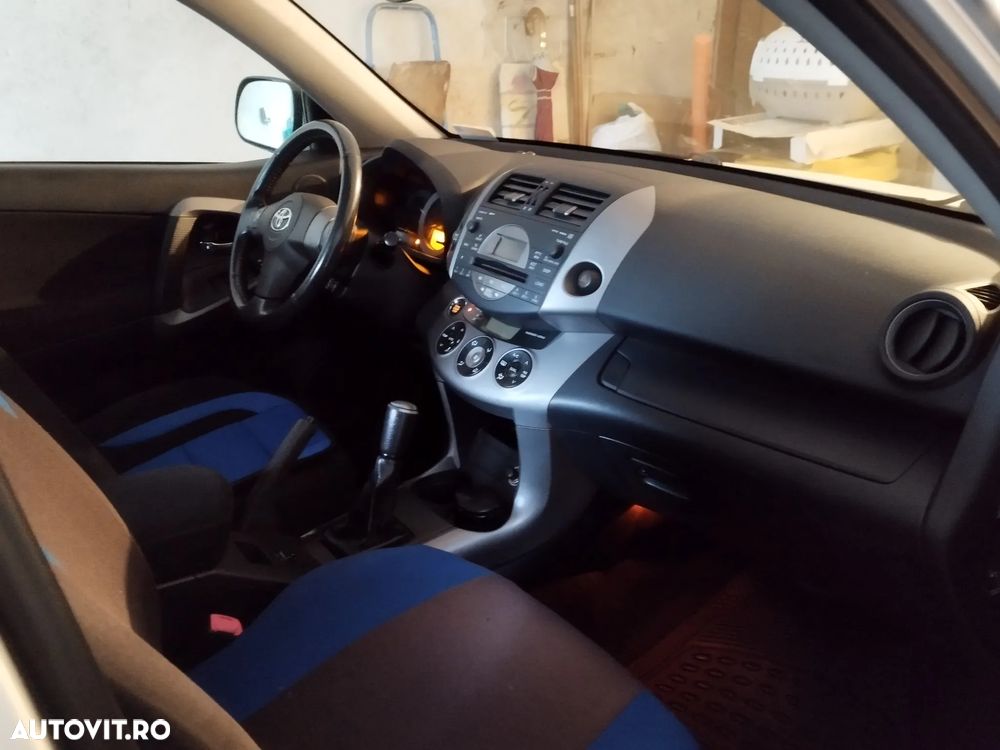 Toyota RAV4 2.0 Luxury - 2