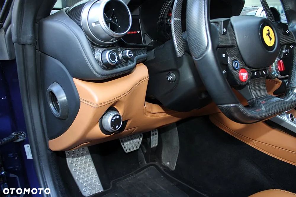 Ferrari GTC4Lusso - 16