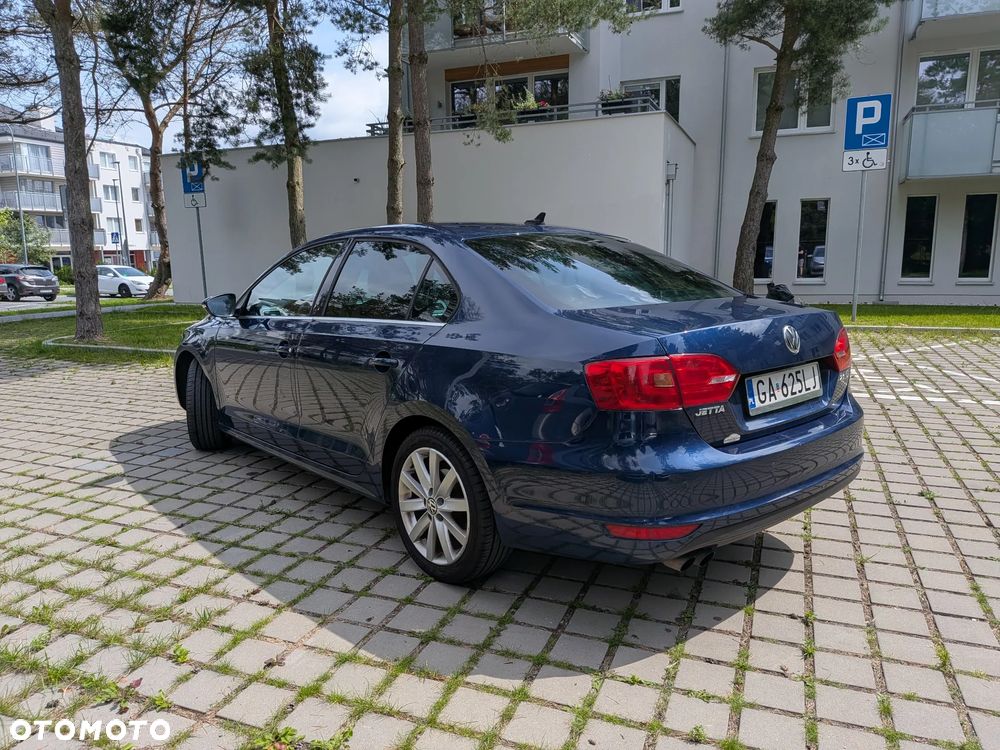 Volkswagen Jetta 2.0 TDI Highline - 4