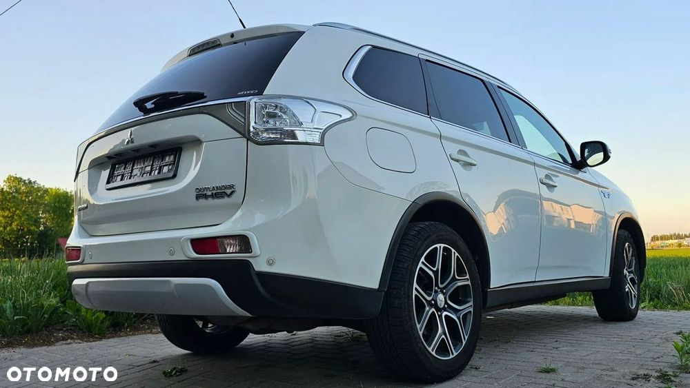 Mitsubishi Outlander Instyle NAVI + - 9