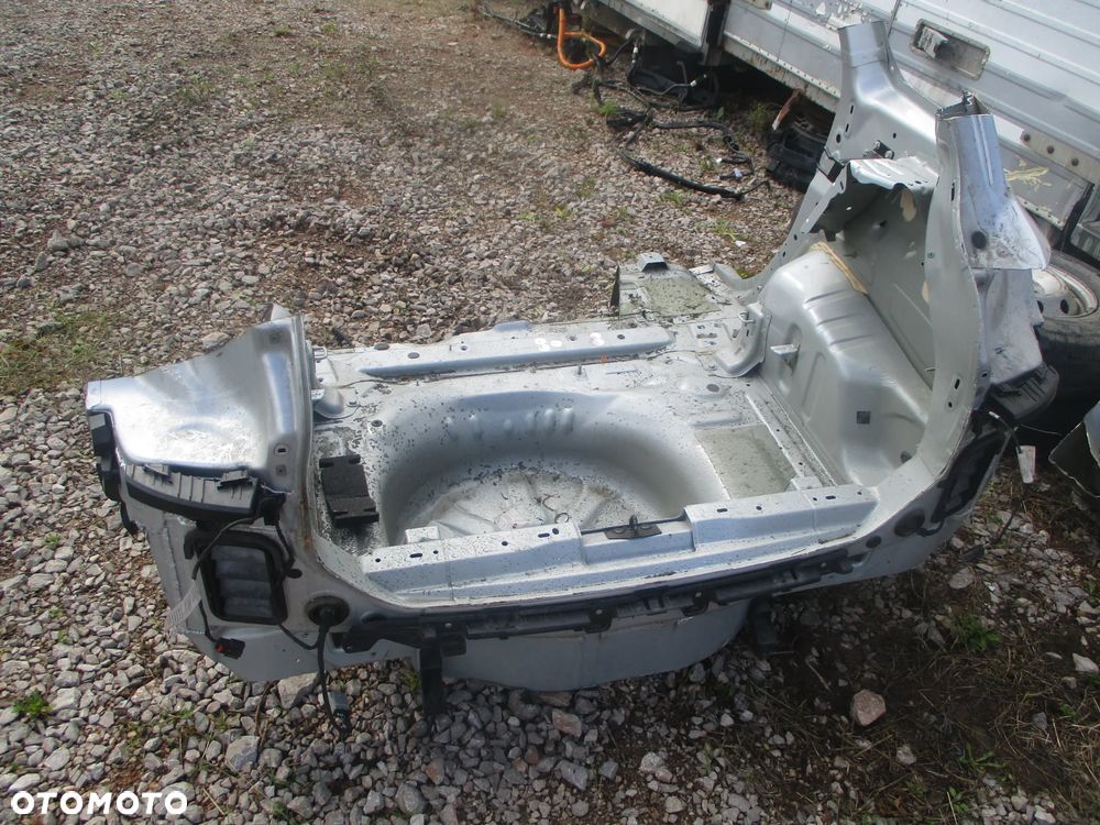 CITROEN C3 AIRCROSS KVE pas tylny wanna błotnik prawy tylny srebrny