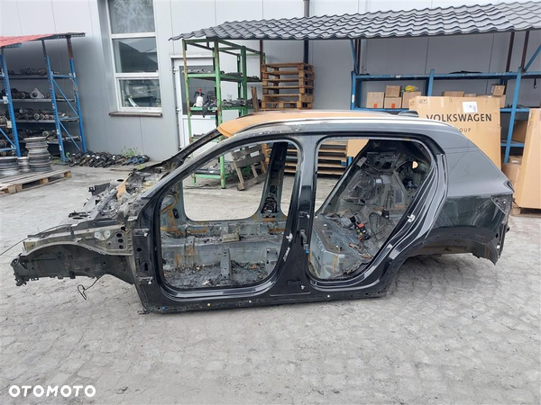 Próg lewy Volvo XC40 I 2017- Czarny 71700 ONYX BLACK