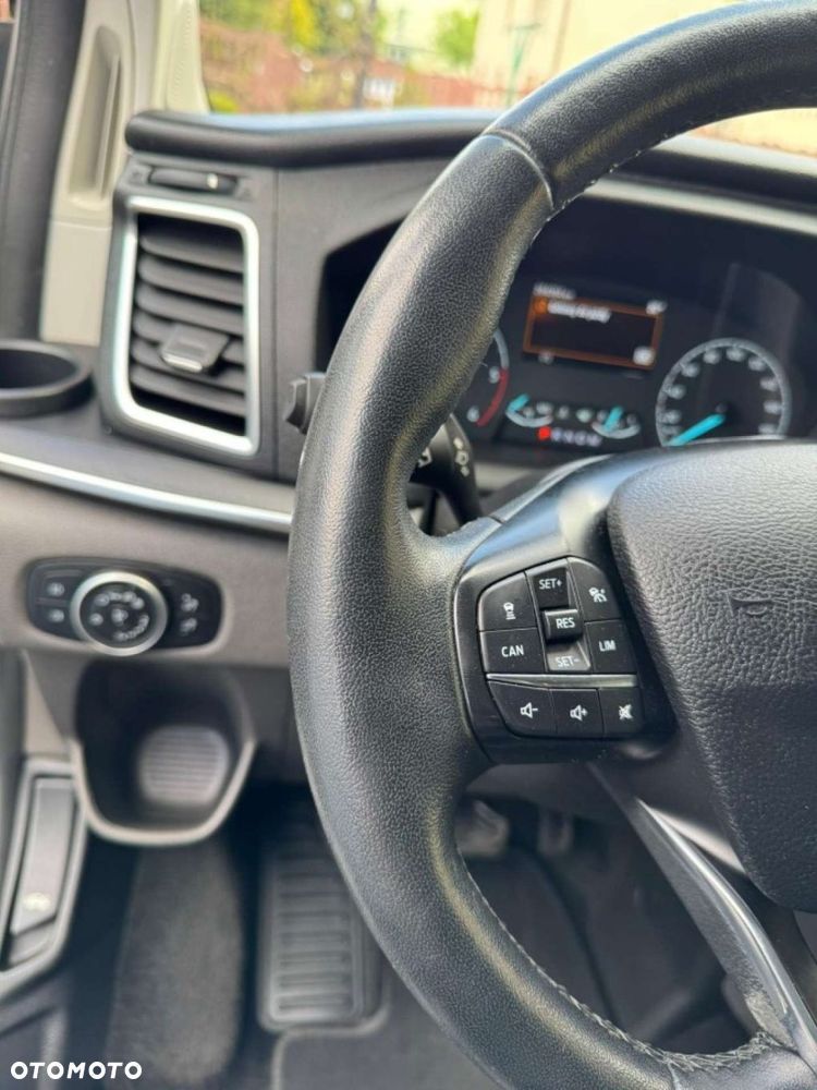 Ford Tourneo Custom - 32