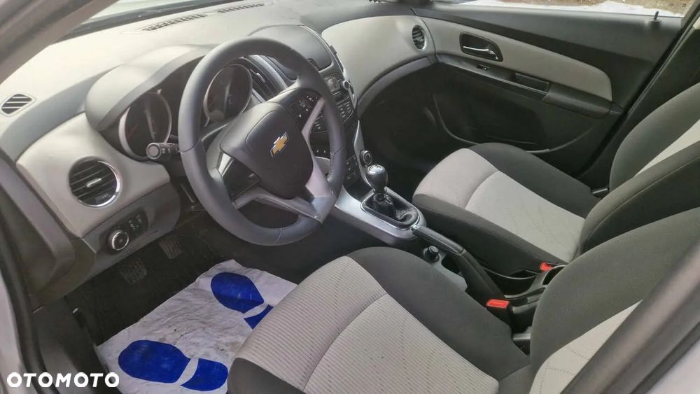 Chevrolet Cruze Station Wagon 1.6 LS - 15
