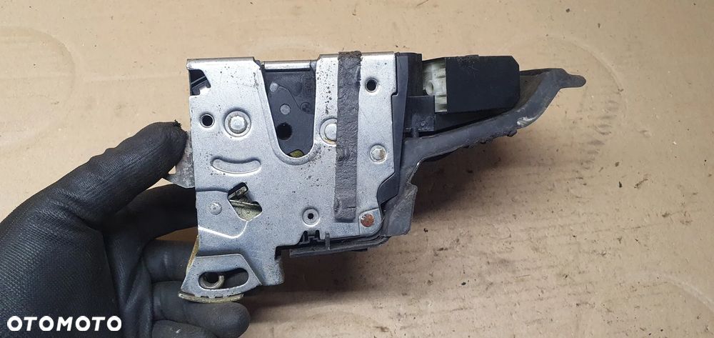 Zamek prawy przód przedni prawy BMW E39 8235126 - 1