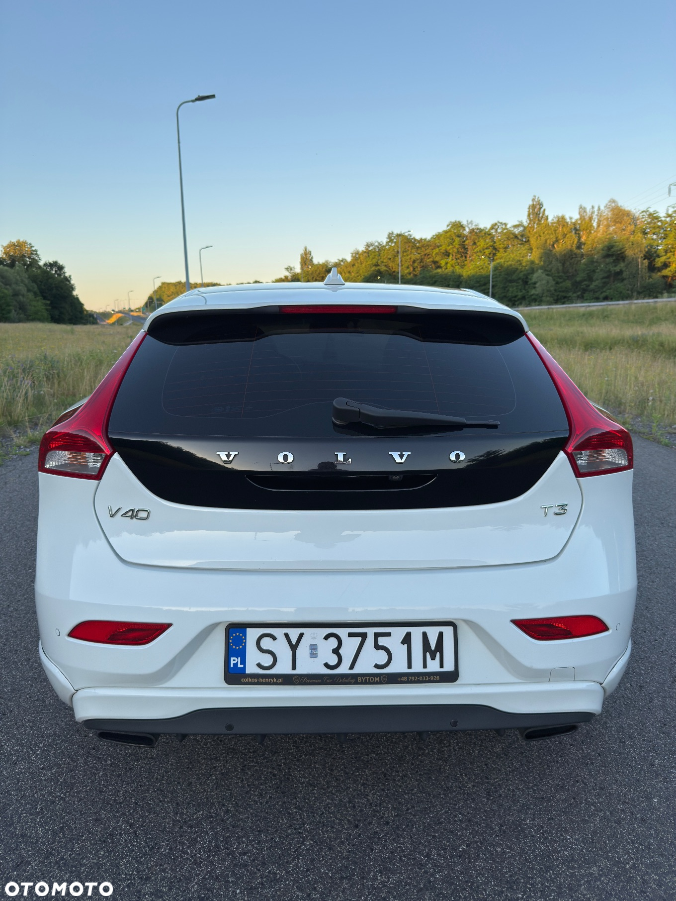 Volvo V40 T3 R-Design - 4