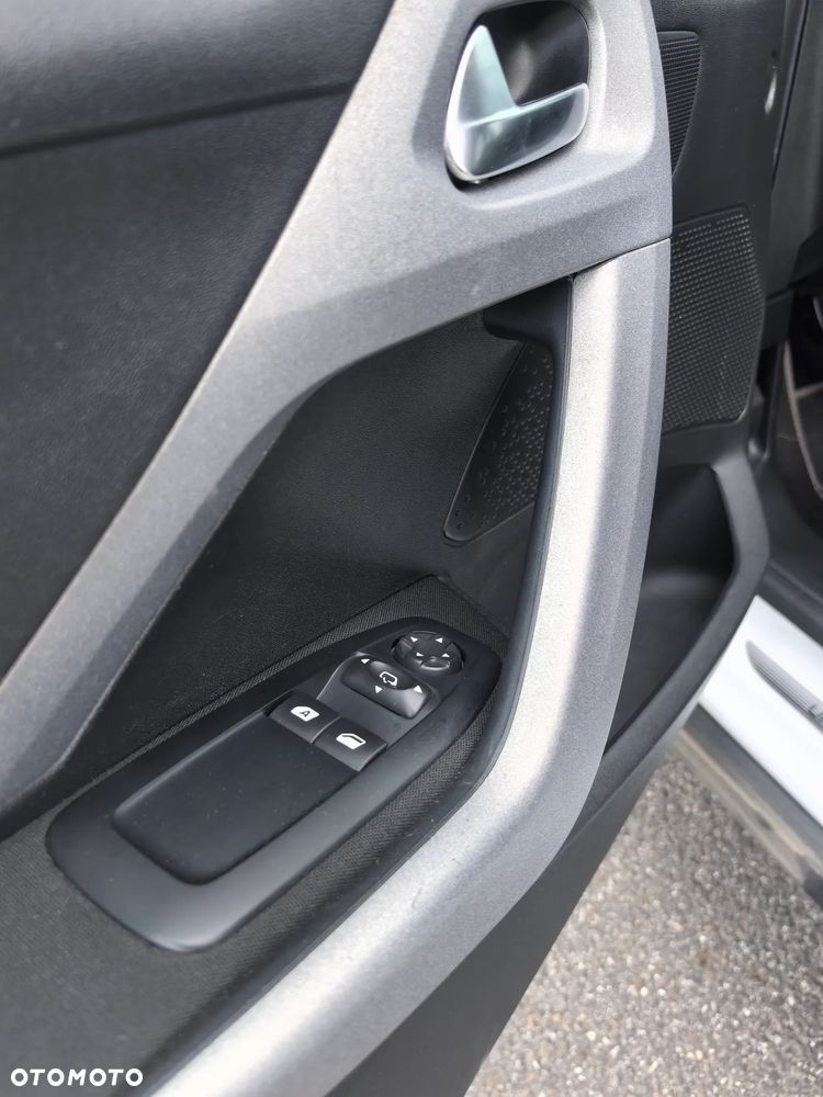 Peugeot 2008 BlueHDi 100 STOP & START Style - 16