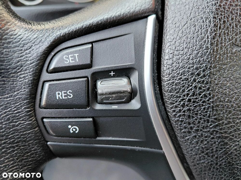 BMW Seria 3 318d Luxury Line - 28