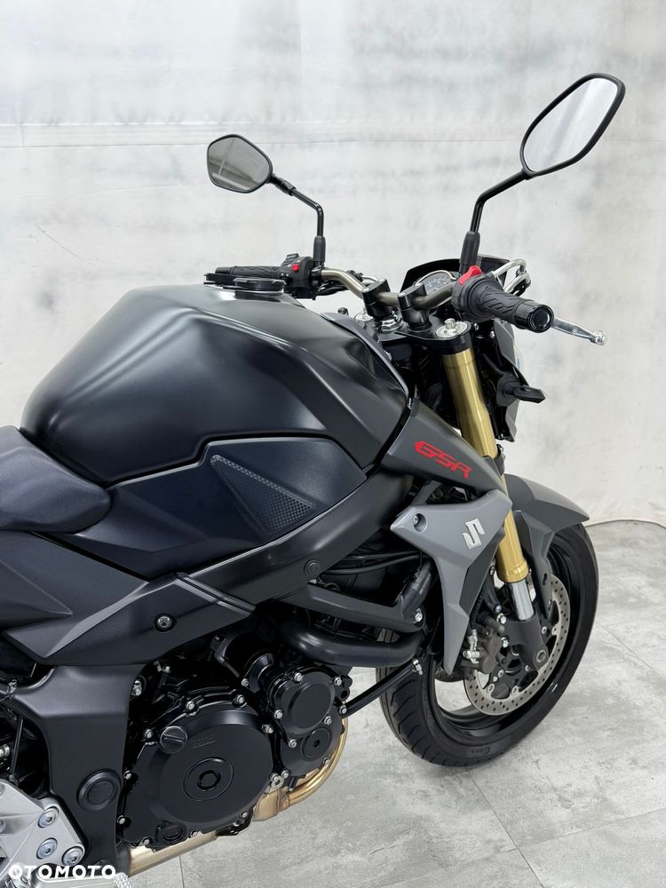 Suzuki GSR - 11