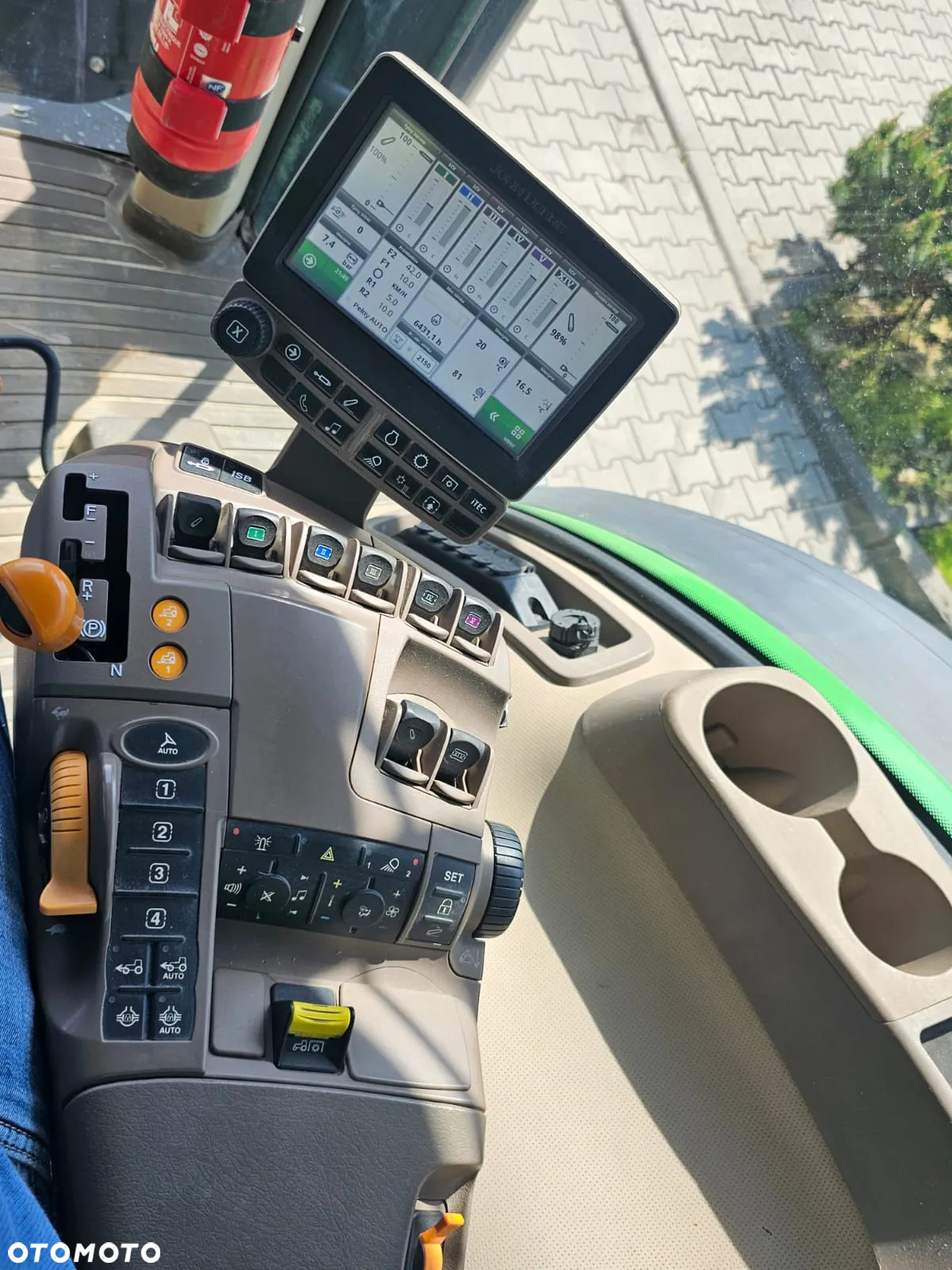 John Deere 8245R - 12