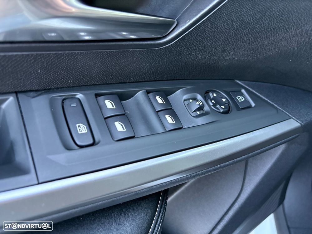 Peugeot 5008 1.2 Hybrid Allure e-DCS6 - 12