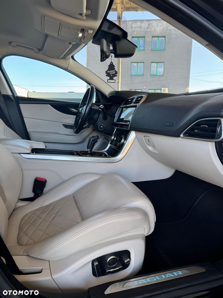 Jaguar XE 2.0 D180 HSE - 27