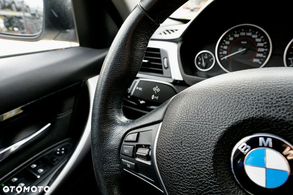 BMW Seria 3 318i Sport Line - 25