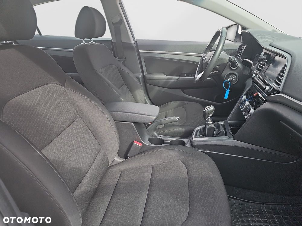 Hyundai Elantra 1.6 Comfort - 13
