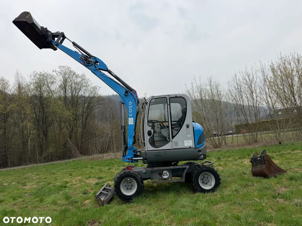 Wacker Neuson 6503 Koparka Kołowa 7ton. Nowe Podwójne Opony z felgami dodatkowe! Niski Przebieg. Maszyna w Bardzo ładnym Stanie. Pochodzi z Komuny Norweskiej. Silnik YANMAR 65KM. Zero luzów wycieków 2 łyżki Okazja. Maszyna pracowała sporadycznie przy lekkich pracach publicznych. Zero zużycia. Dekra 2026r Dokumentacja. Stabilizatory. Zamki na tłokach. 3 sekcje Hydrauliczne. Szybka wolna Jazda. Silnik YANMAR - 35