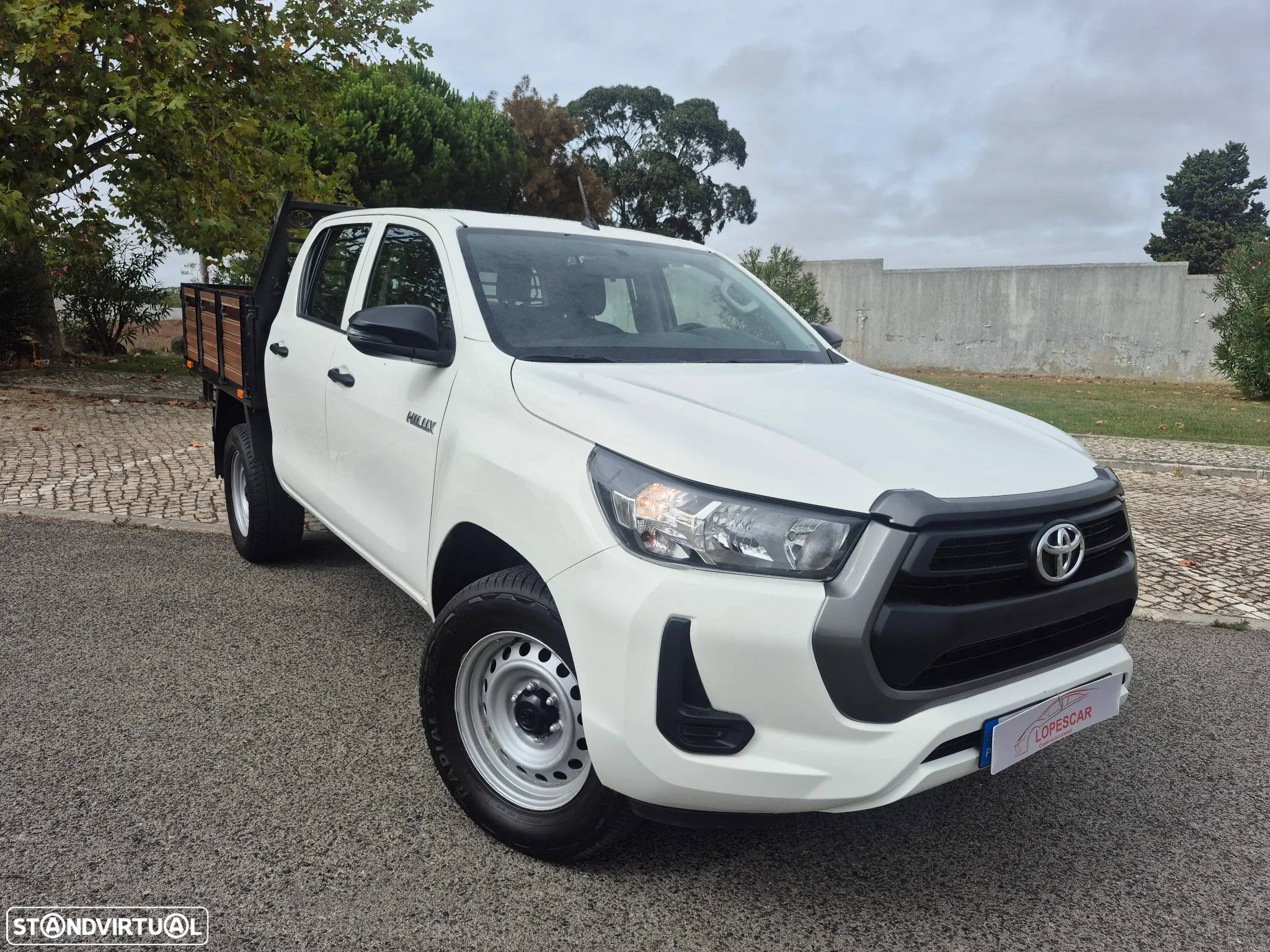 Toyota Hilux 2.4D-4D 4X4 - 2024 - 5 LUGARES - 12.000KM - 3