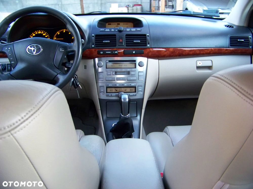 Toyota Avensis 2.0 D-4D - 23