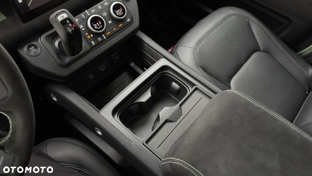 Land Rover Defender - 21