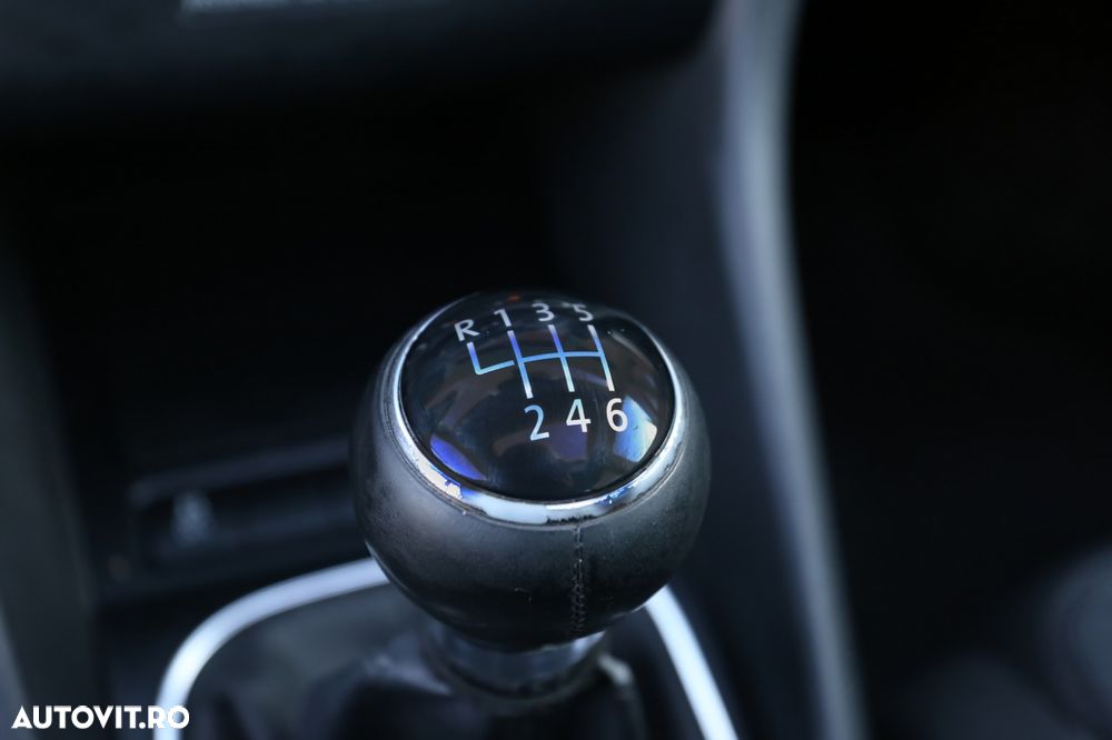 Volkswagen Golf 2.0 TDI Highline - 26