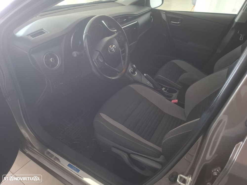 Toyota Auris 1.8 HSD Comfort+P.Sport - 12
