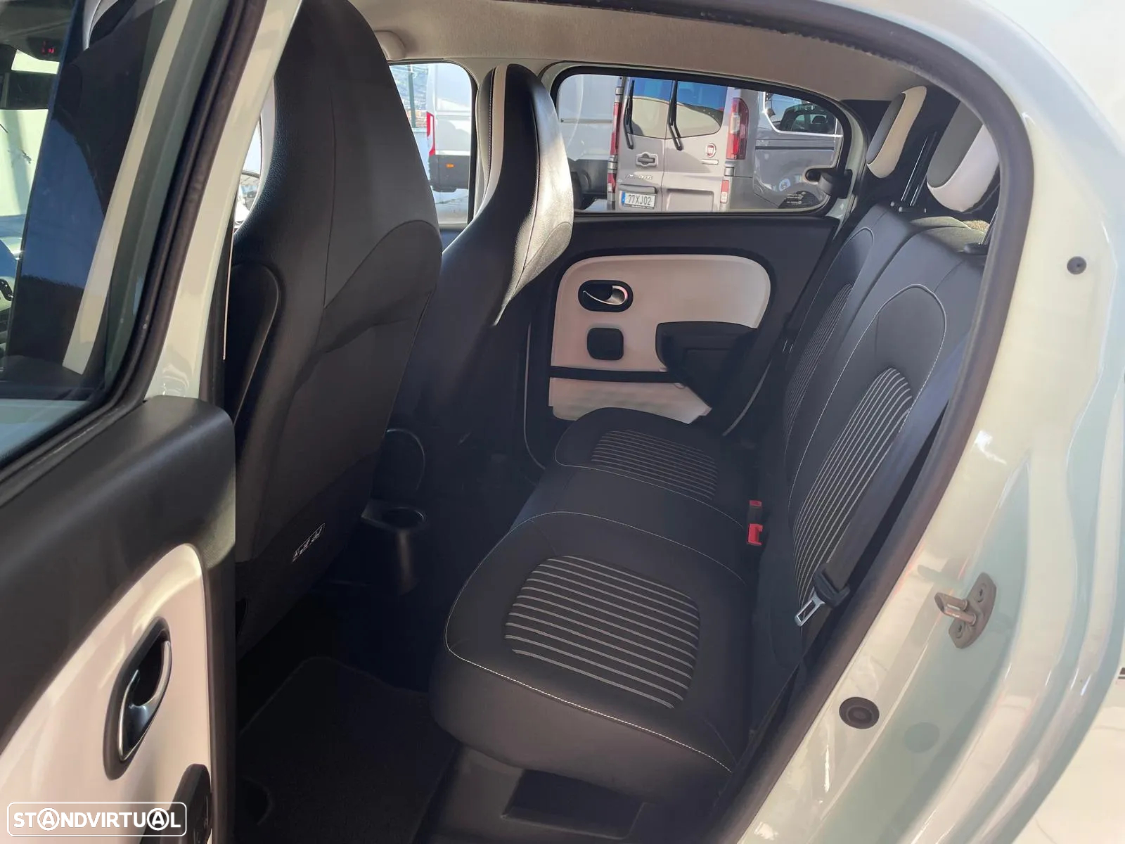 Renault Twingo TCE 90 EDC INTENS - 29