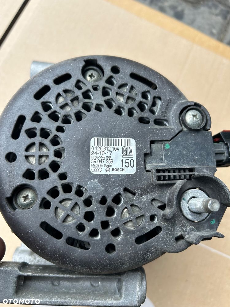 Opel Corsa E 1.3 alternator 39047359 - 4