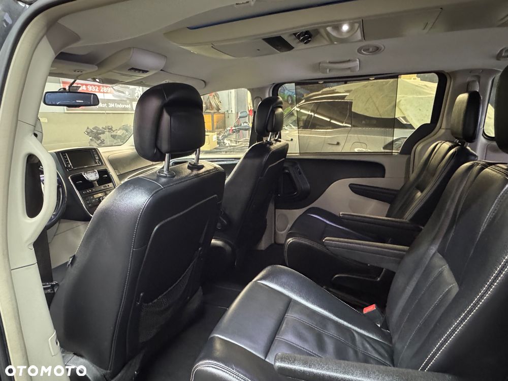 Chrysler Town & Country 3.6 Limited - 23
