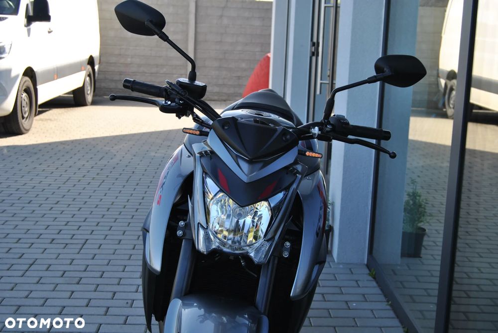 Suzuki GSX - 6