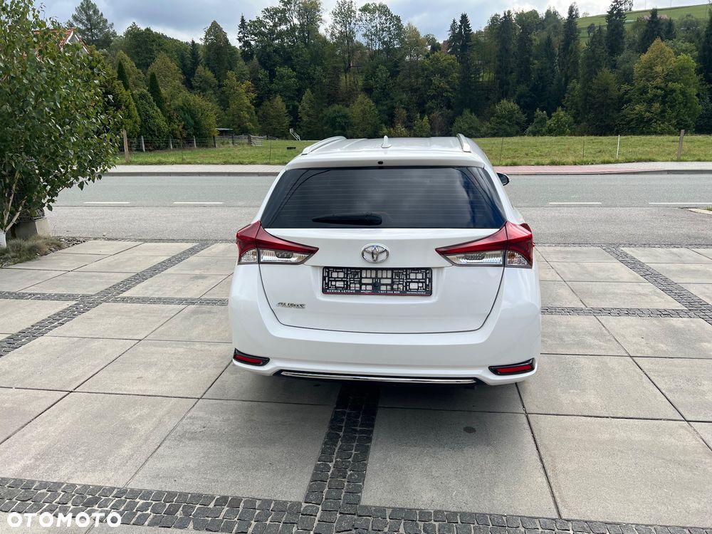 Toyota Auris 1.6 D-4D Executive - 6