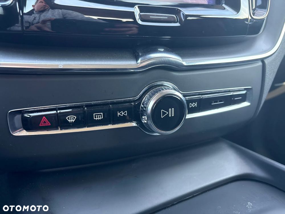 Volvo XC 60 B4 D AWD Momentum Pro - 32
