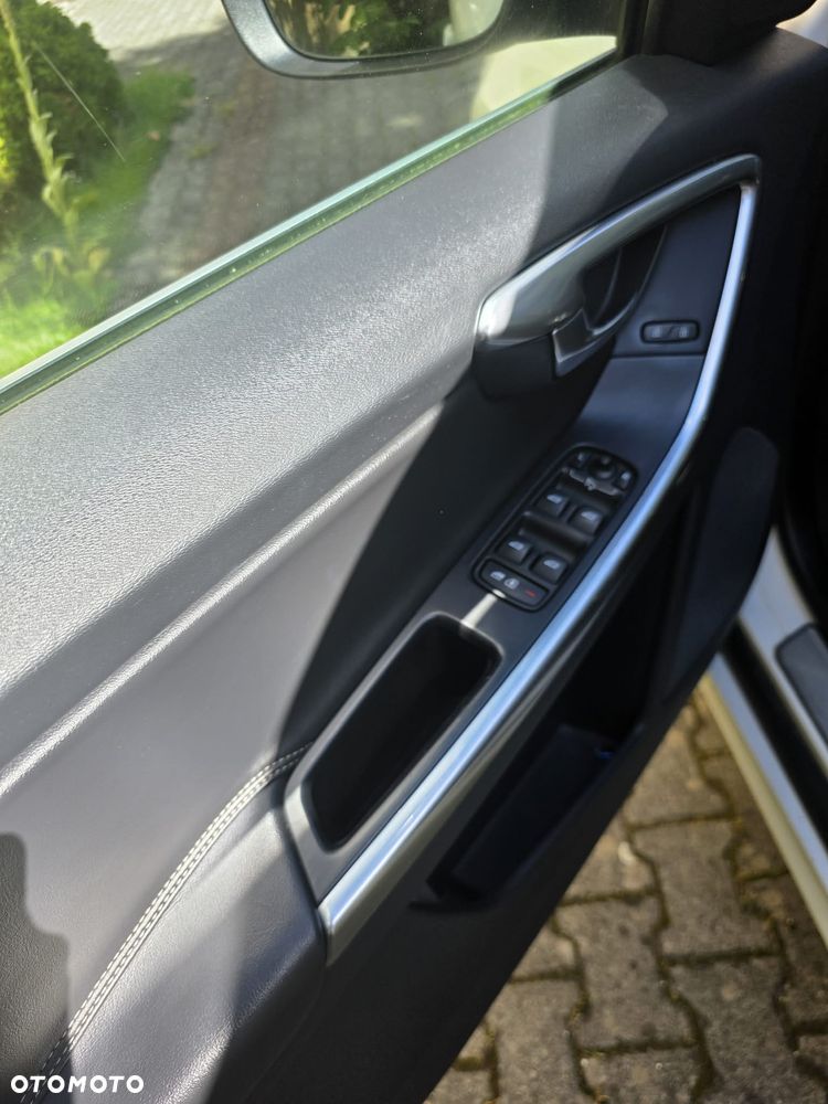 Volvo XC 60 D4 R-Design - 8