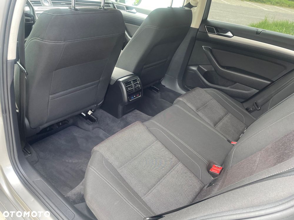 Volkswagen Passat - 24