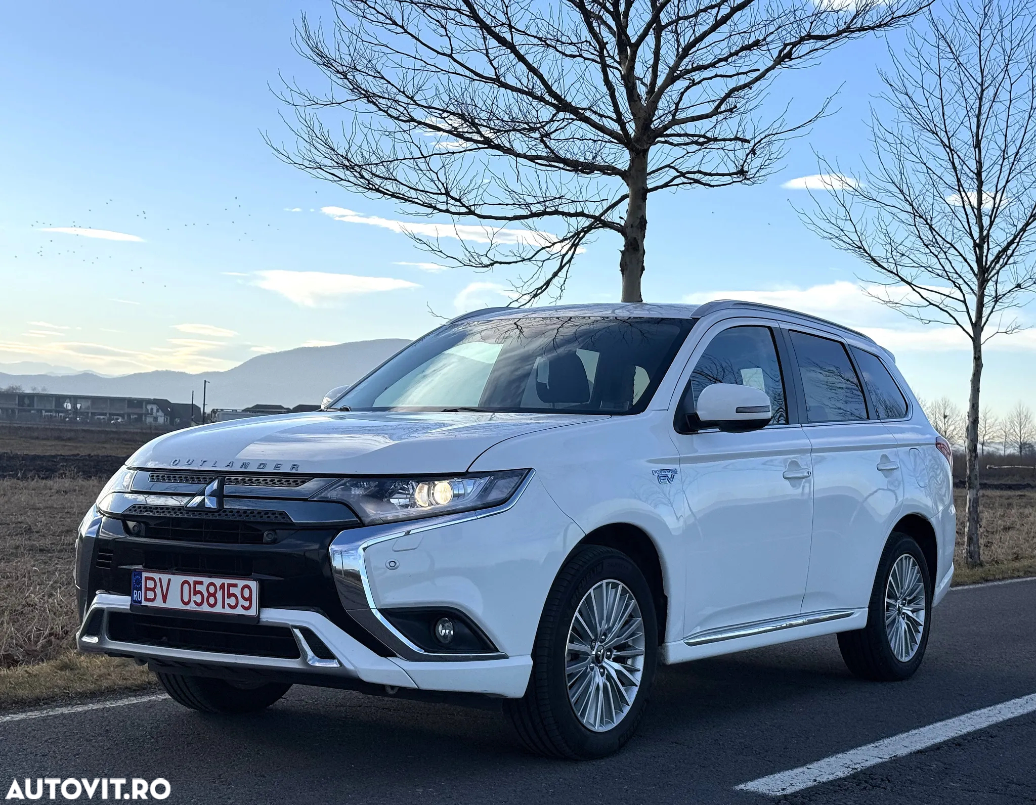 Mitsubishi Outlander 2.4 4WD Plug-In Hybrid Plus - 2