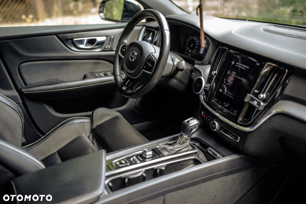 Volvo S60 T4 R-Design - 3